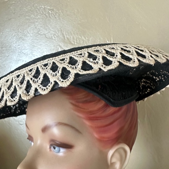 FABULOUS 1950\'s BLACK STIFF LACE PANCAKE HAT WITH OFF WHITE LACE EDGING main image 11